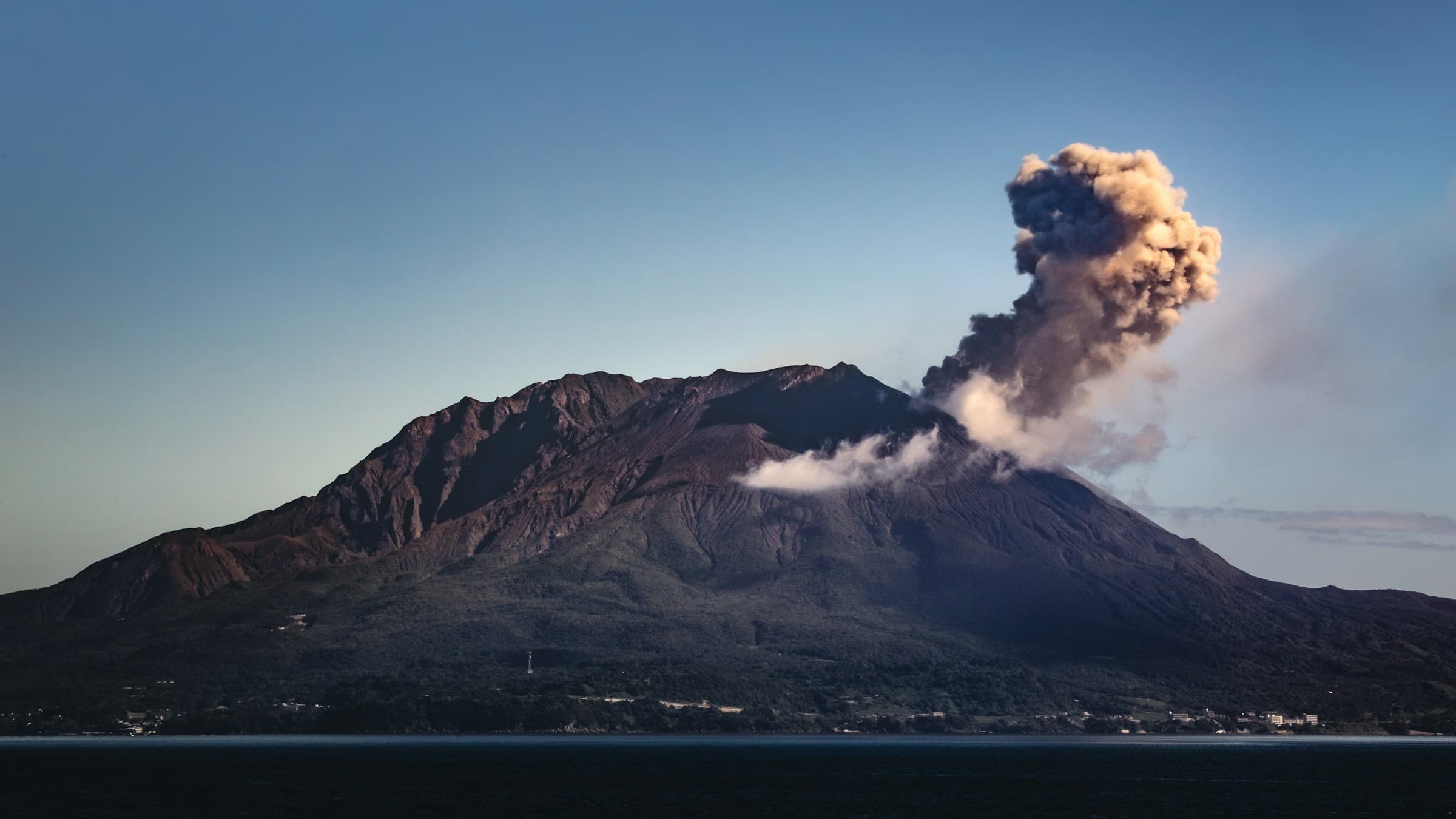 青空の下に広がる山の風景